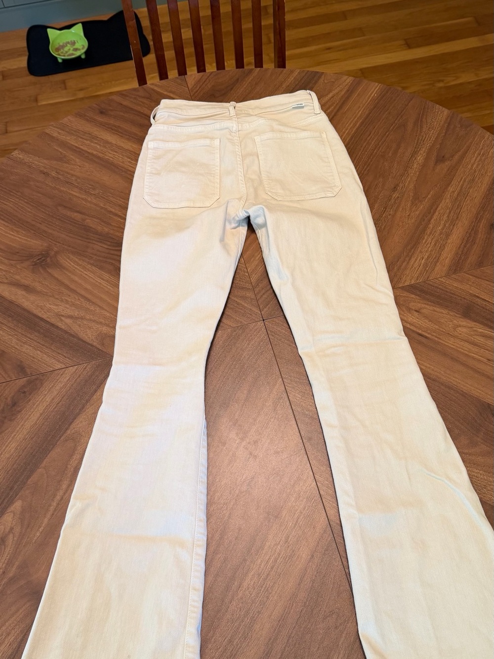 MOTHER The Patch Pocket Weekender Women's Cream Flare Jeans - Classic High-Rise